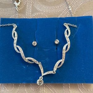 🆕 Vintage Avon Silvertone Crystal Drop Necklace Gift Set